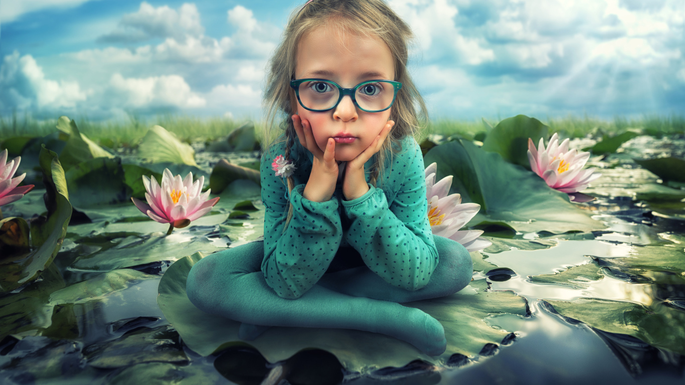 Маленькая девочка в зеленом костюме сидит на листе водяной лилии