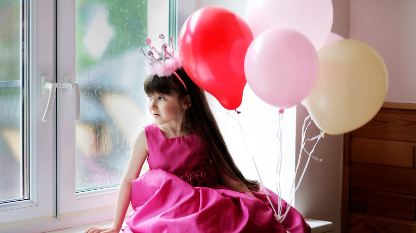 Маленькая девочка в костюме принцессы сидит на окне