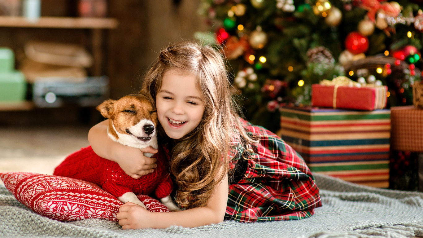 Маленькая девочка с собакой радуются новому году