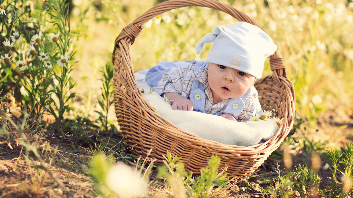 Маленький милый младенец лежит в корзине