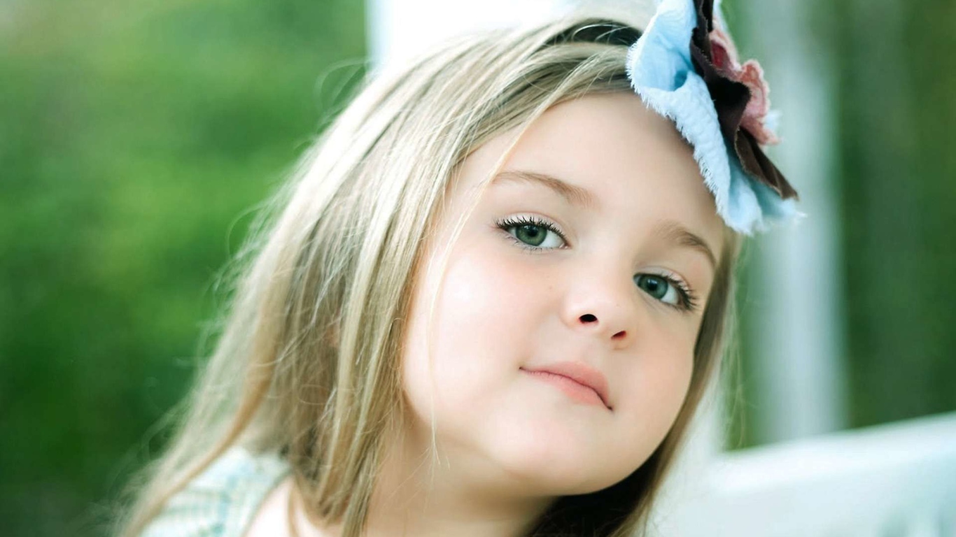 Красивая зеленоглазая девочка с заколкой в волосах 