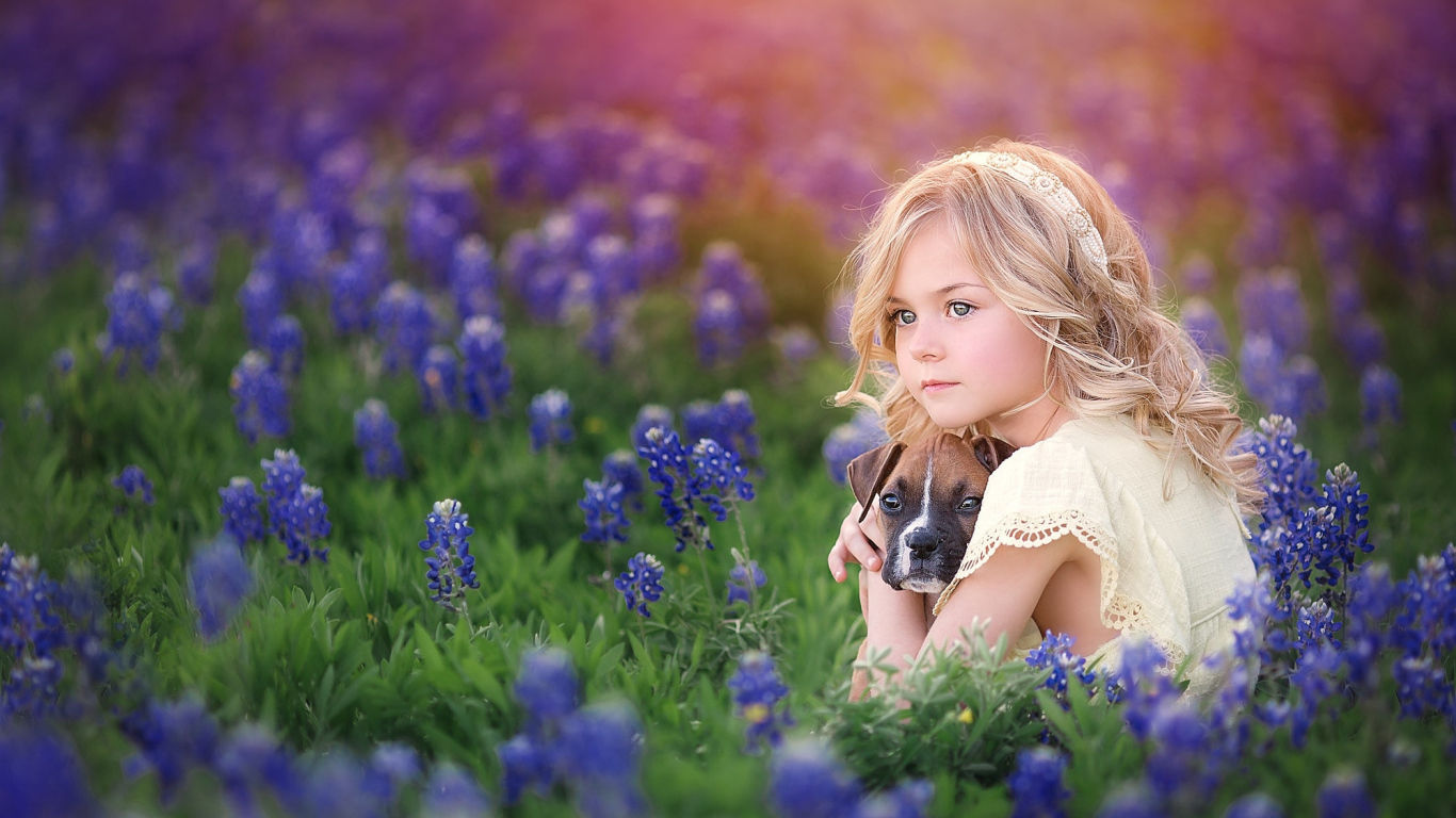 Маленькая светловолосая девочка со щенком в синих цветах