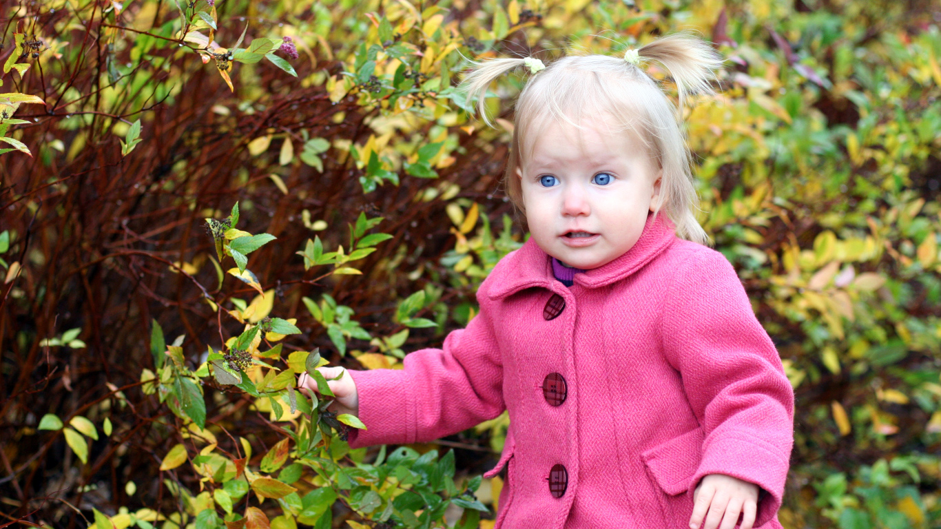 Маленькая голубоглазая девочка в розовом пальто