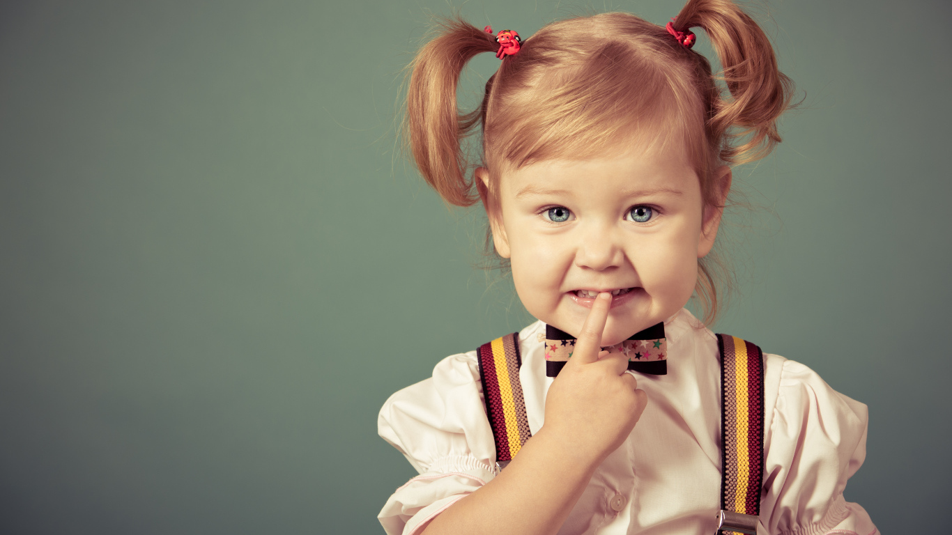 Маленькая голубоглазая девочка с хвостиками