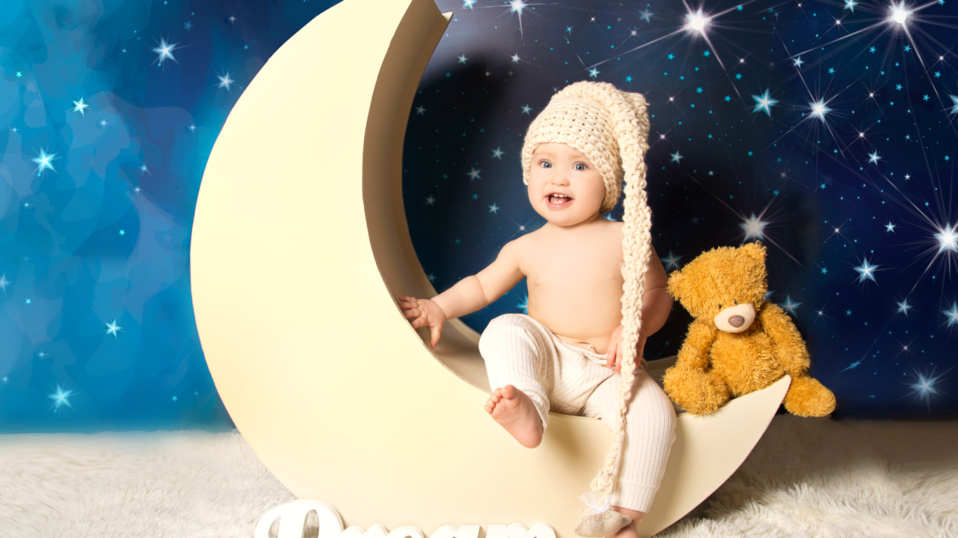 Маленький мальчик с плюшевым мишкой сидят на месяце