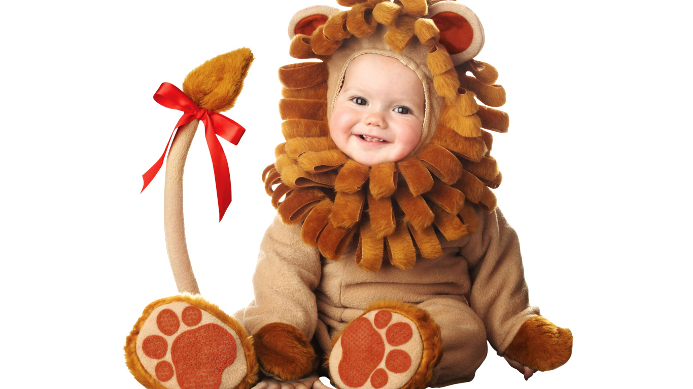 Маленький милый ребенок в костюме львенка на белом фоне