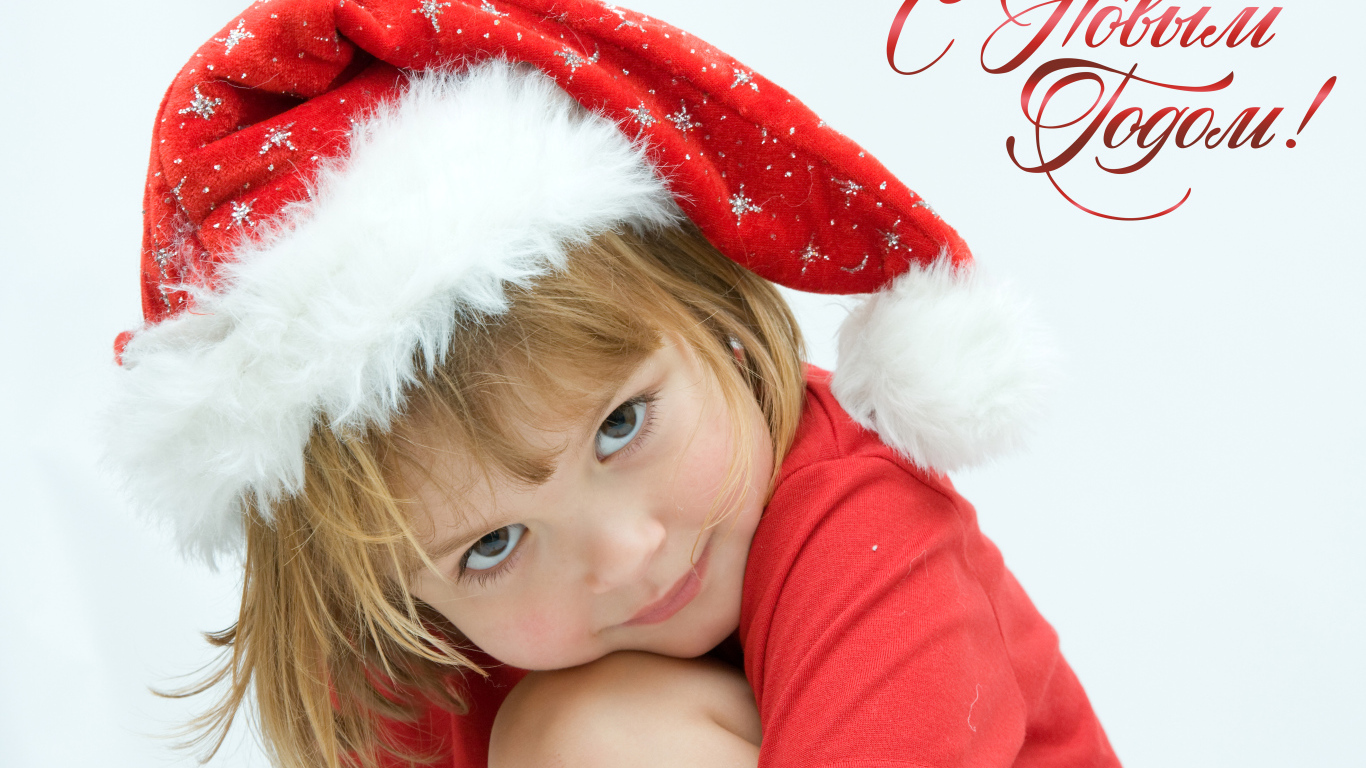 Маленькая девочка в шапке деда мороза