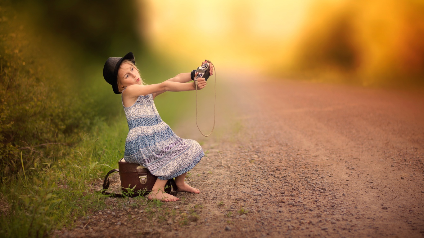 Маленькая девочка делает селфи на фотоаппарат