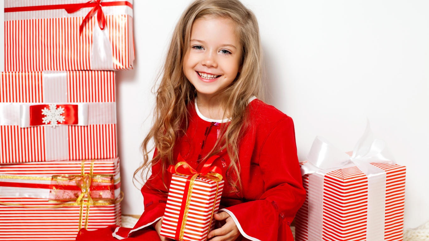 Маленькая девочка с новогодними подарками