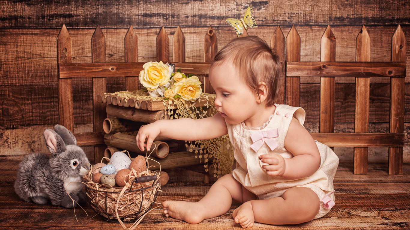 Маленькая девочка с корзиной яиц и плюшевым зайцем