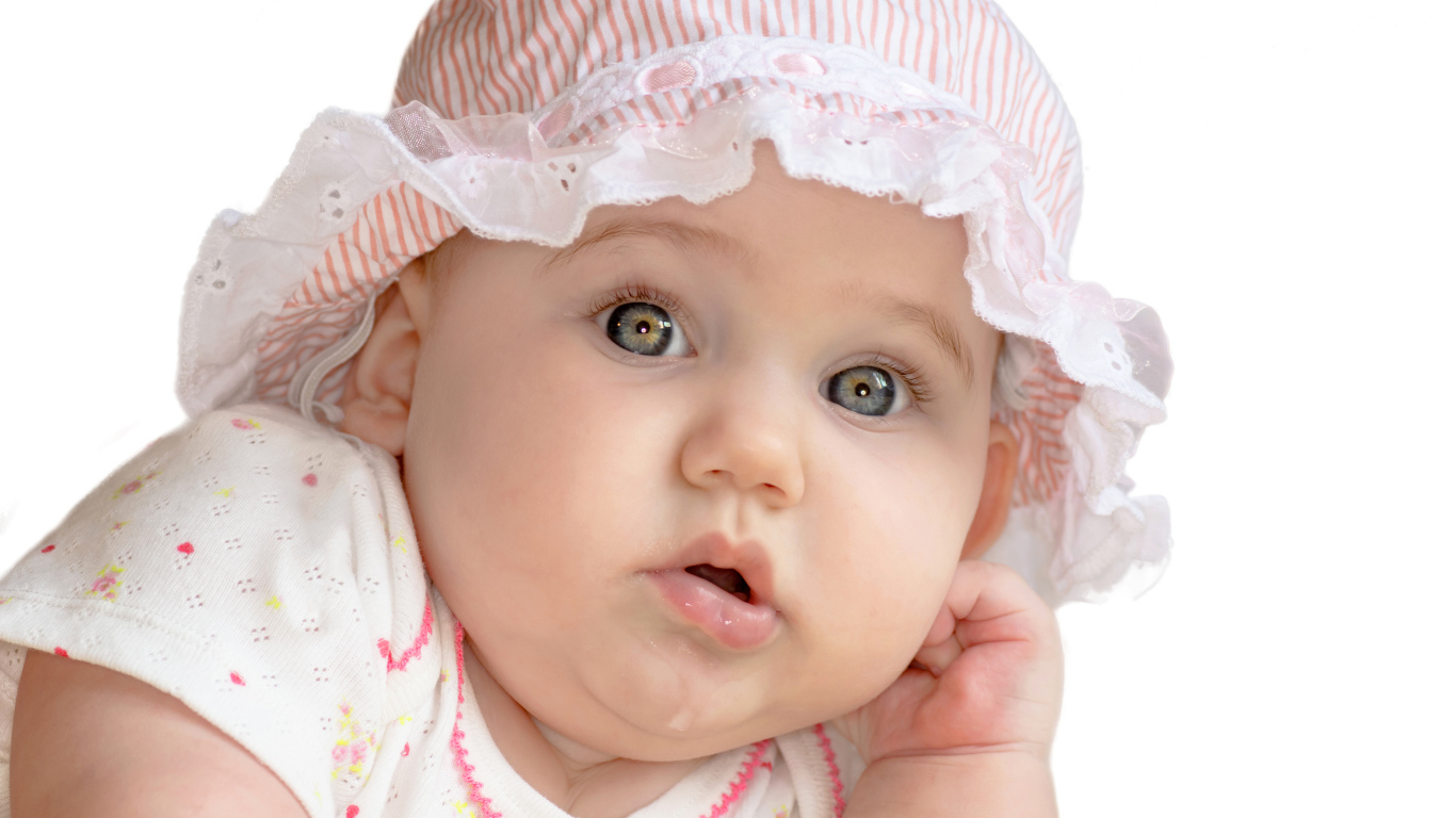 Маленькая девочка с красивыми глазами в панаме на белом фоне