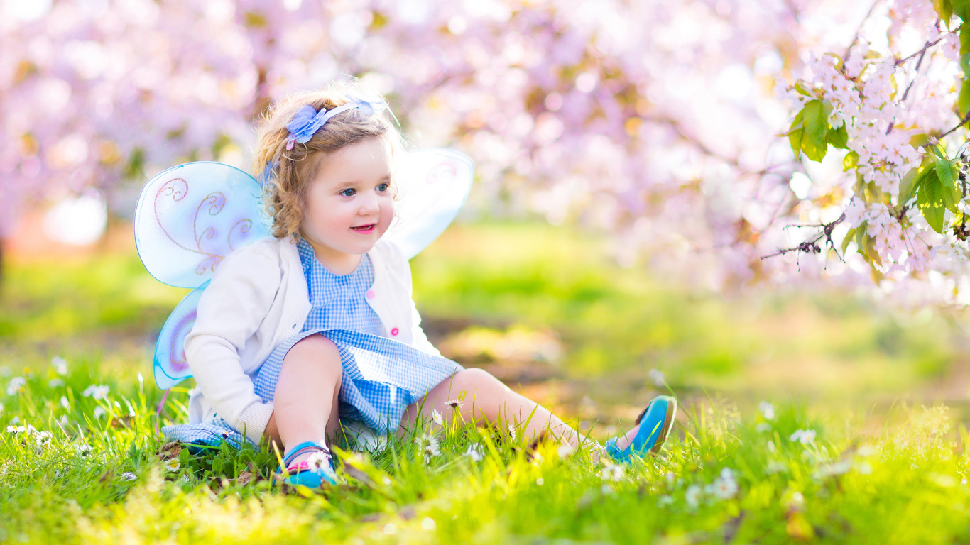 Маленькая улыбающаяся девочка в костюме феи 