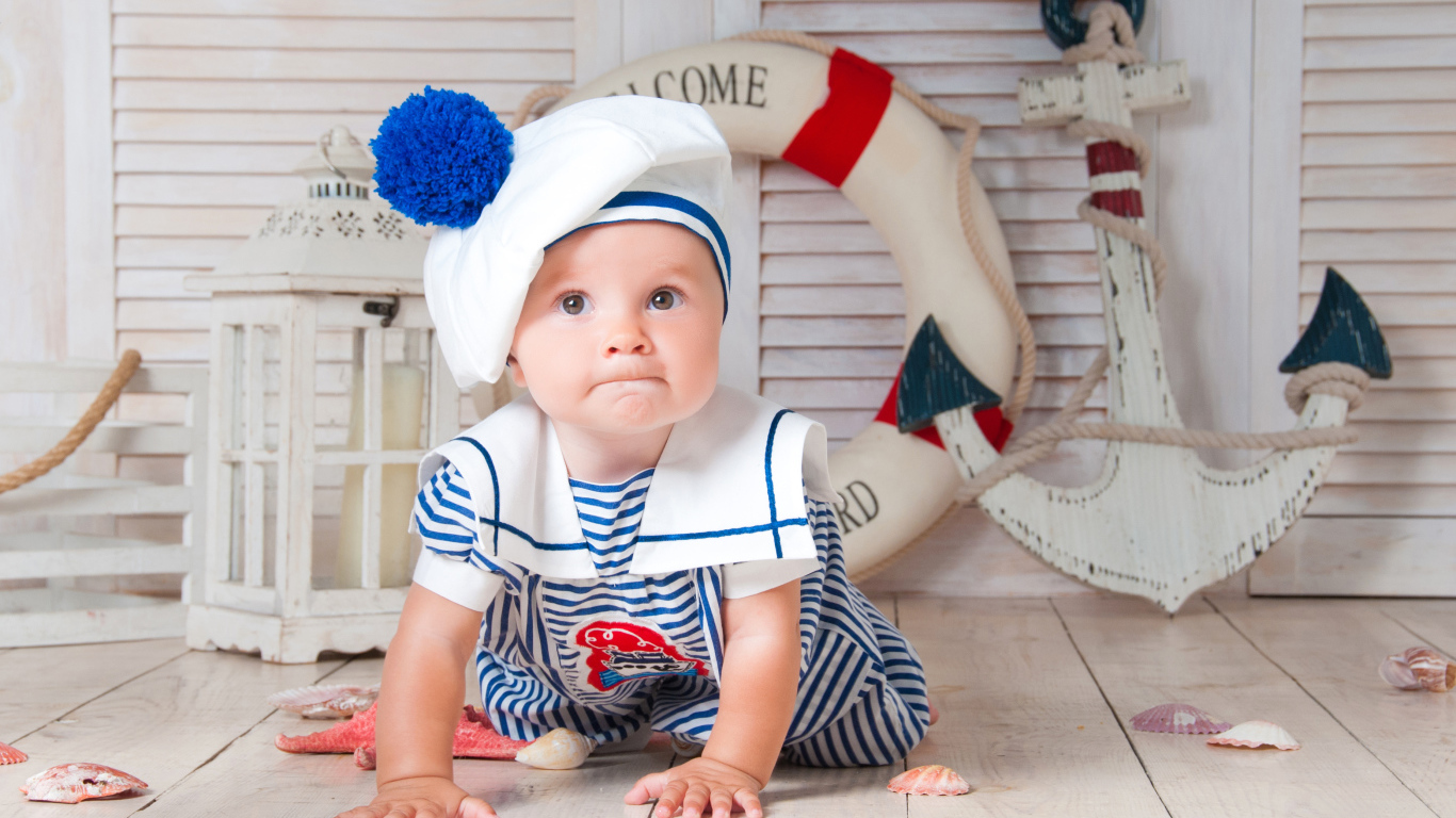 Милый младенец в униформе стилизованной под морячка