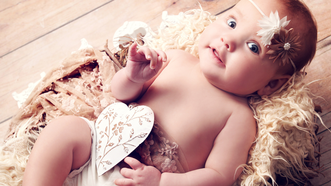 Грудной ребенок с бумажным сердцем