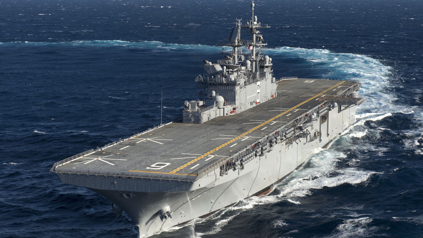 Большой военный корабль USS America (LHA-6)  в море