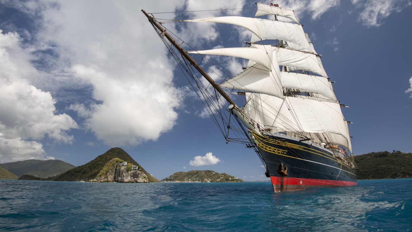 Большая парусная лодка Stad Amsterdam на фоне неба  