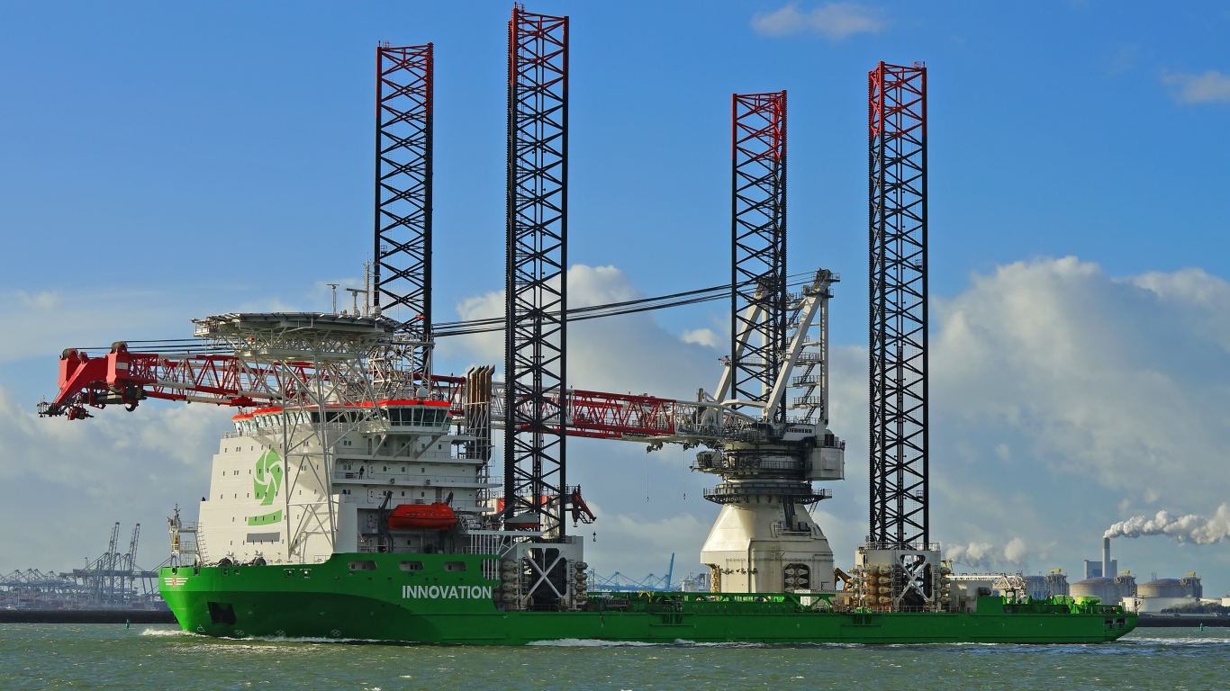 Большой плавучий кран на воде 