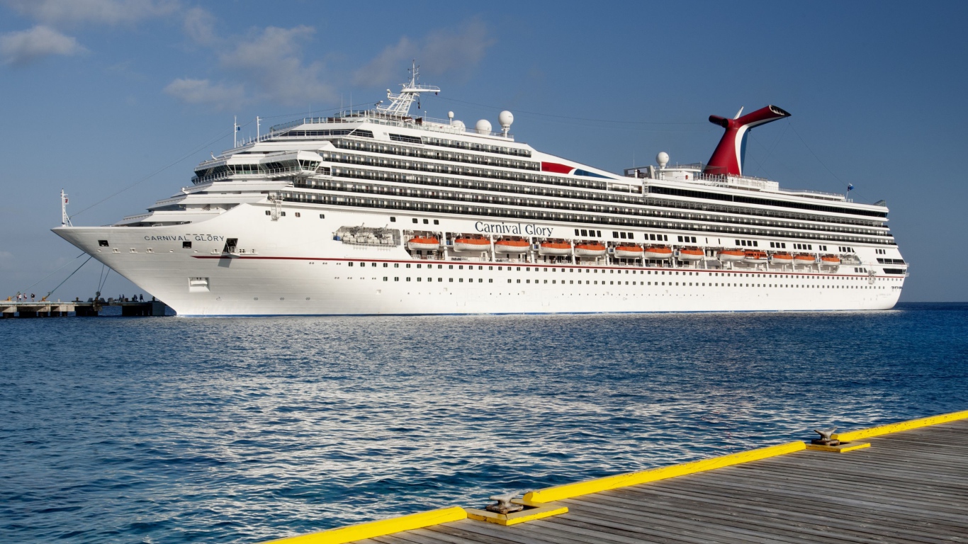Белое круизное судно Carnival Glory