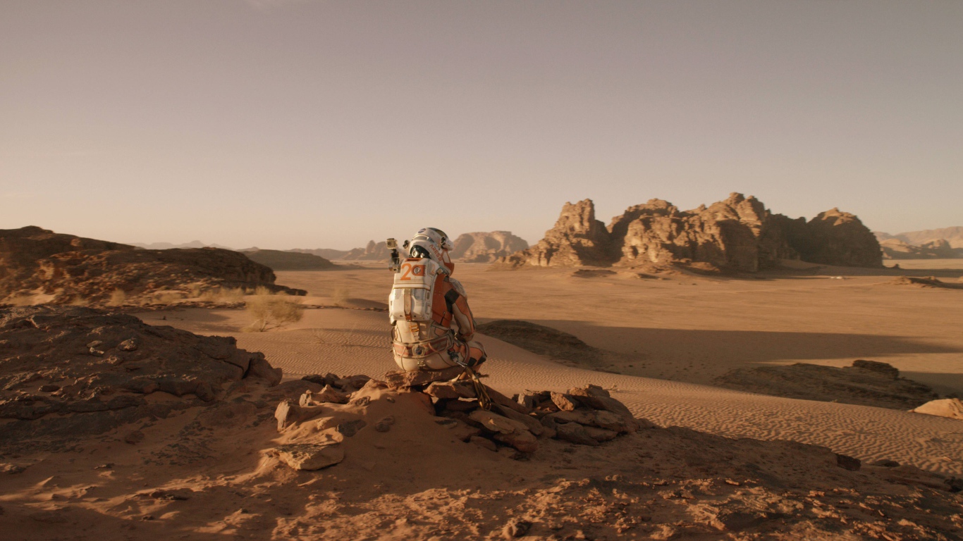 Одинокий космонавт на поверхности Марса 