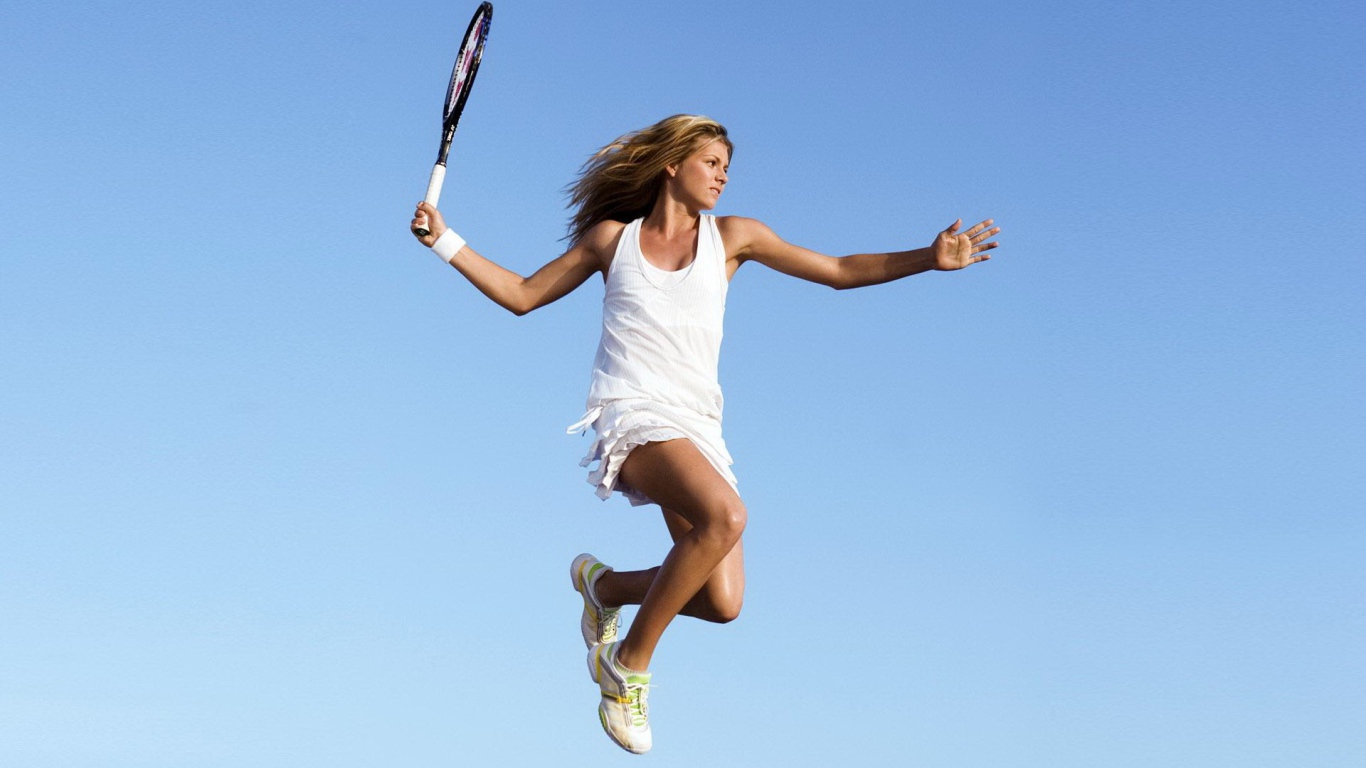 Прыжок теннисистки Марии Кириленко с ракеткой в руках 