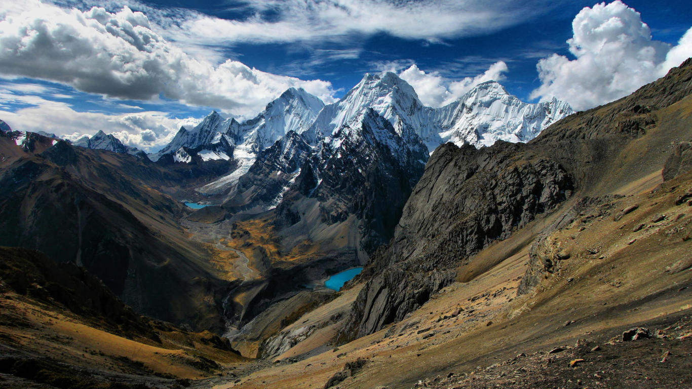 Горы Анды на фоне красивого неба, Чили 
