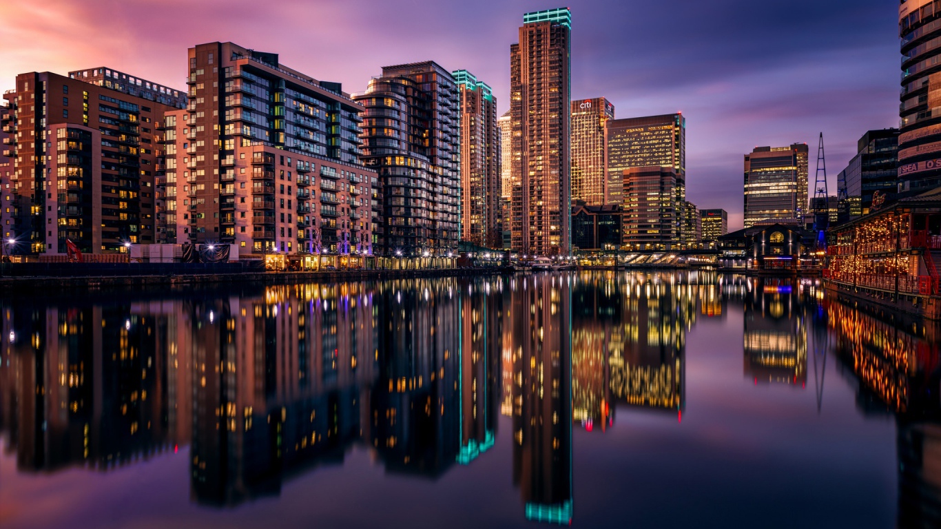 Ночные небоскребы Лондона отражаются в воде,  Великобритания 