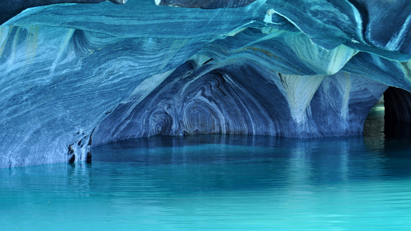 Мраморный собор пещера на берегу озера Хенераль-Каррера, Патагония Чили 