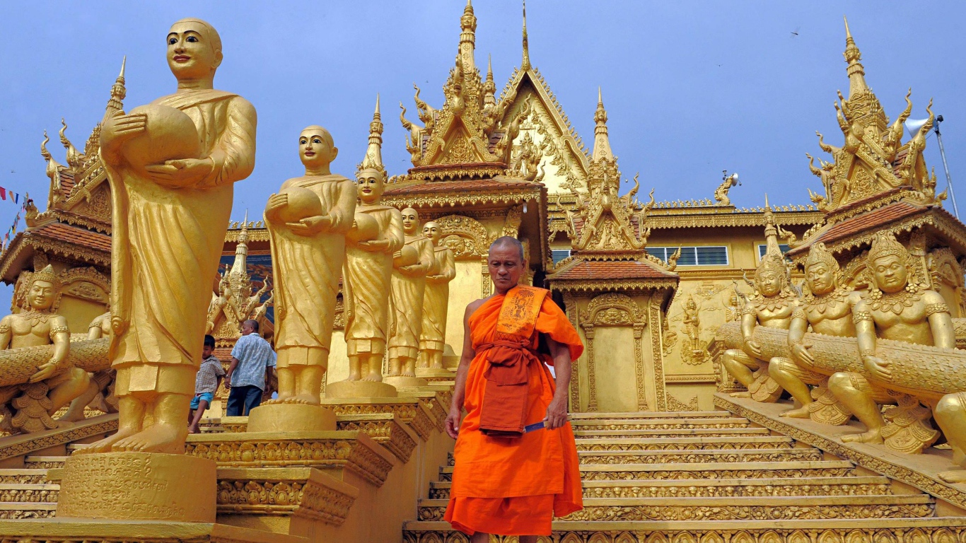 Монах на ступеньках старинного храма, Камбоджа 