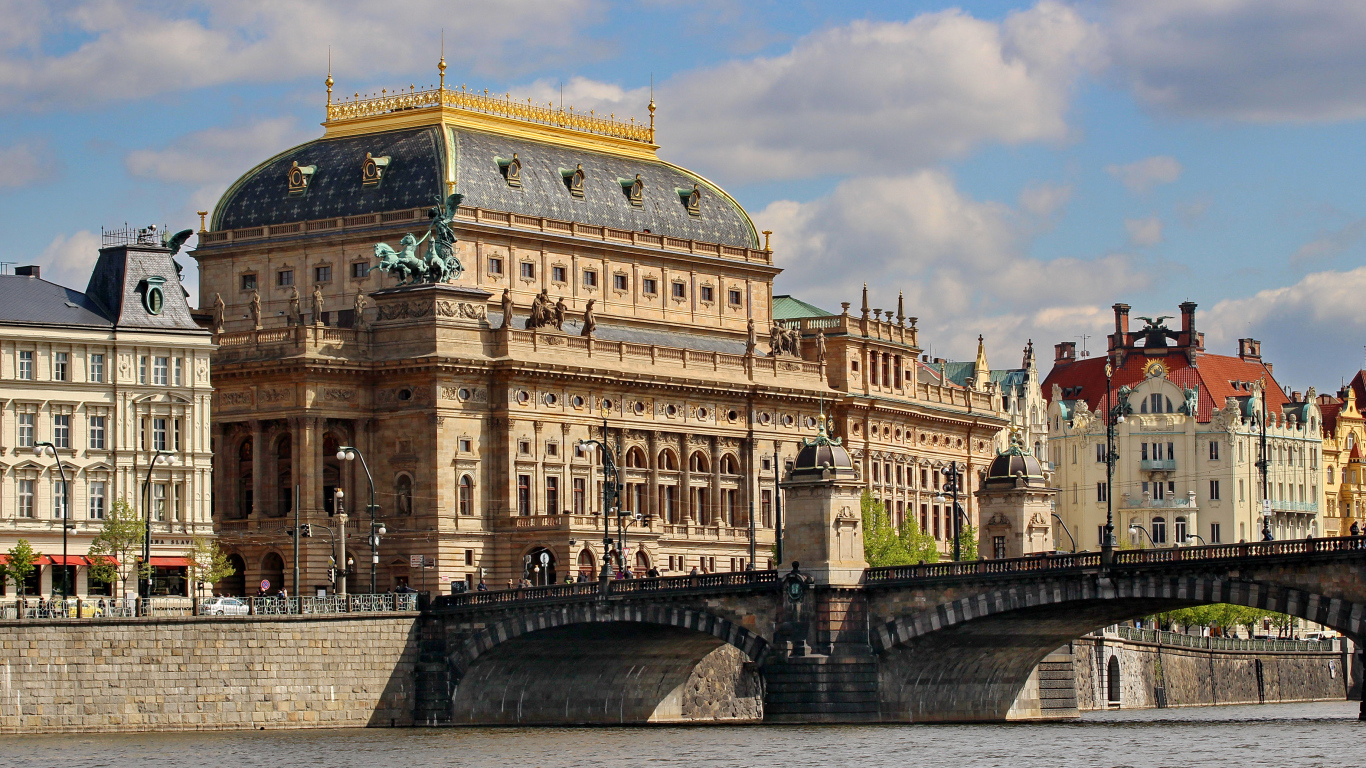 Национальный оперный театр у реки, Прага. Чехия 