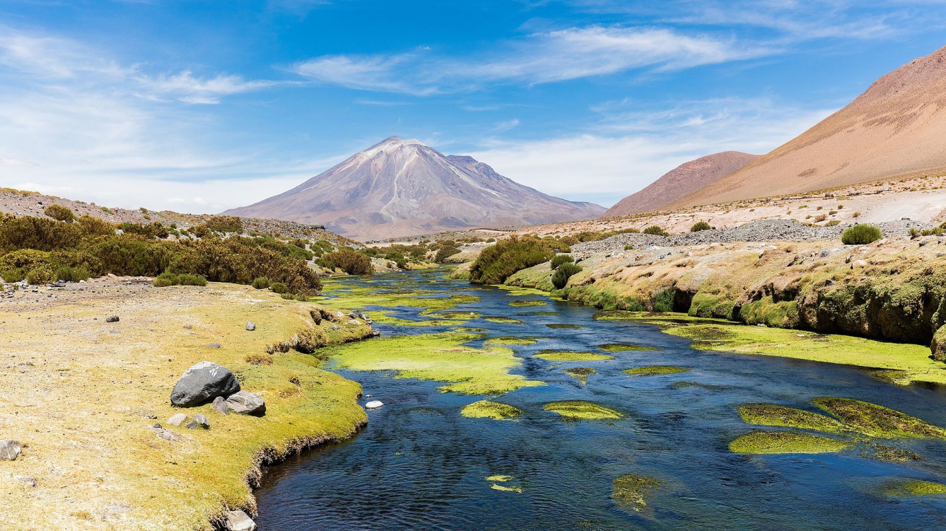 Cтратовулкан Панири и горная река на фоне голубого неба, Чили 
