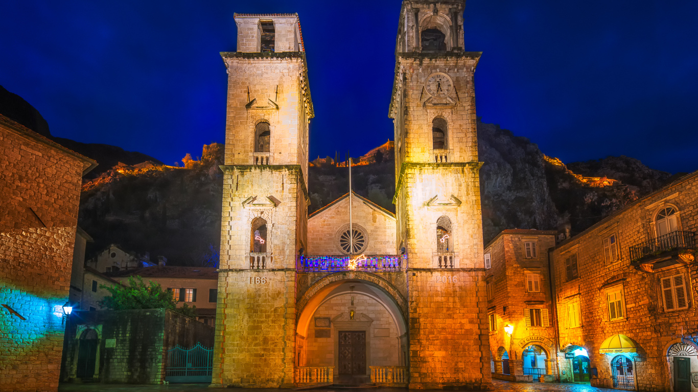 Вид на Собор Святого Трифона ночью, Черногория