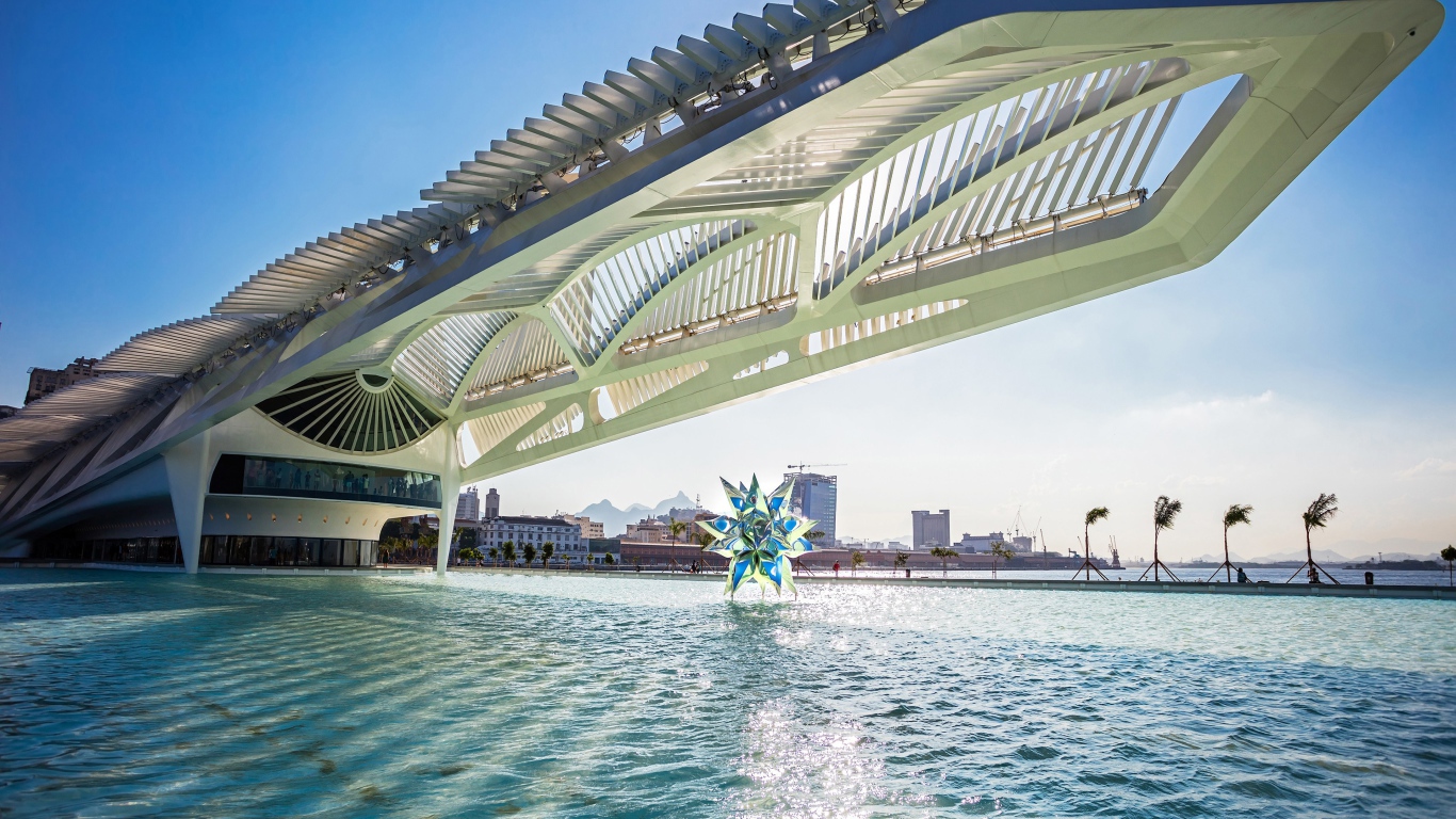 Необычная архитектура здания бассейна, Рио-Де-Жанейро