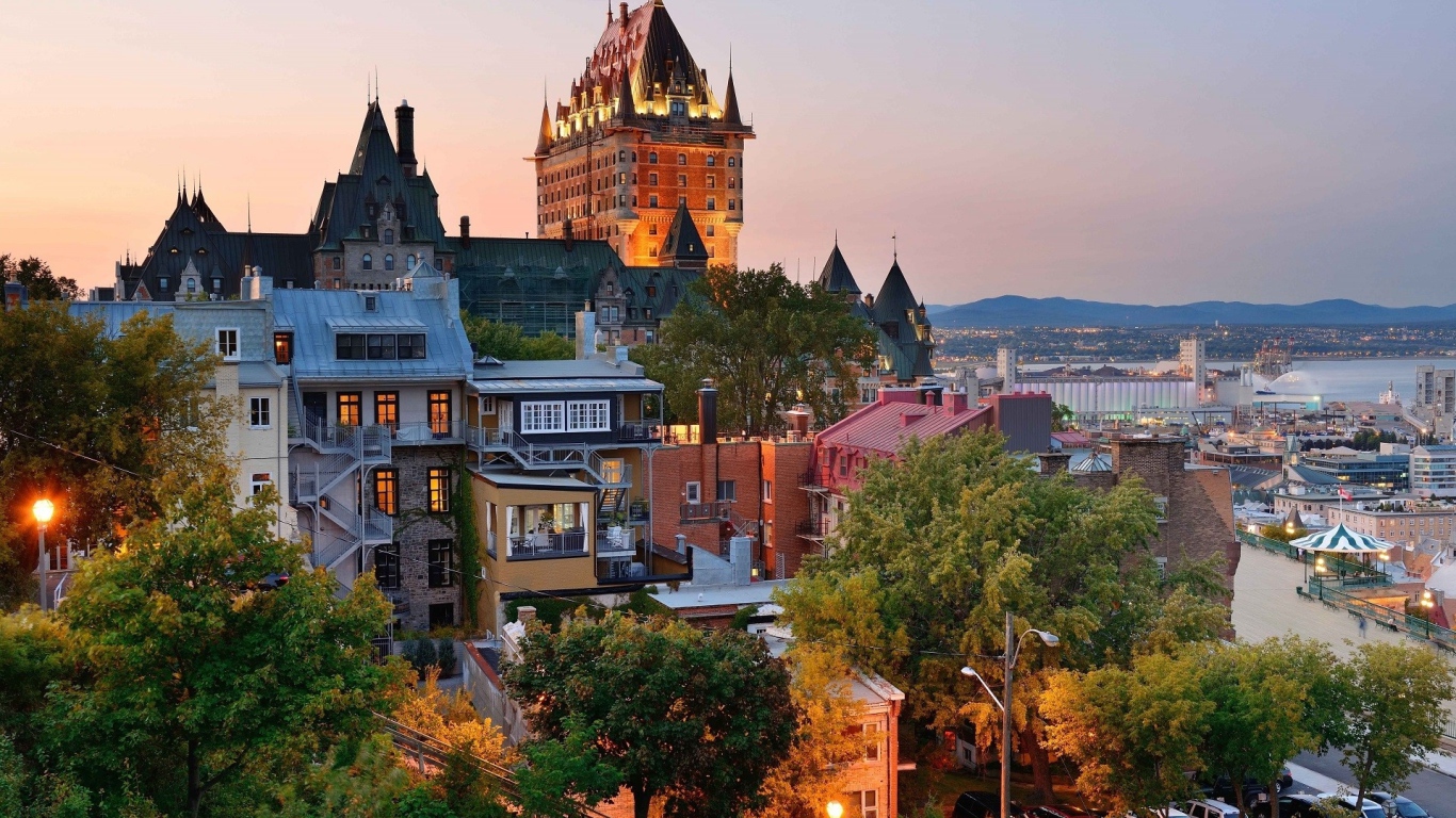 Вид на замок Шато-Фронтенак, город Квебек. Канада 