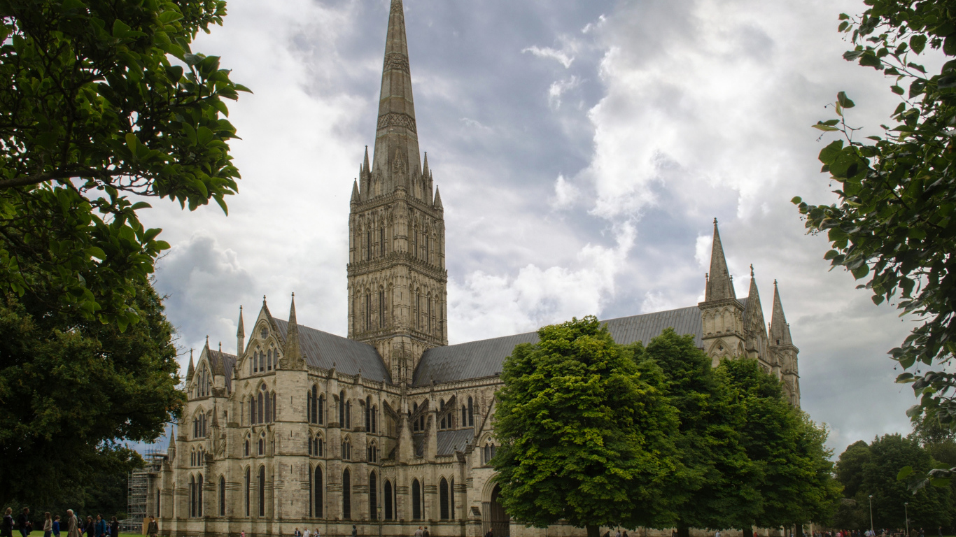 Старинный Солсберийский собор на фоне неба, Англия