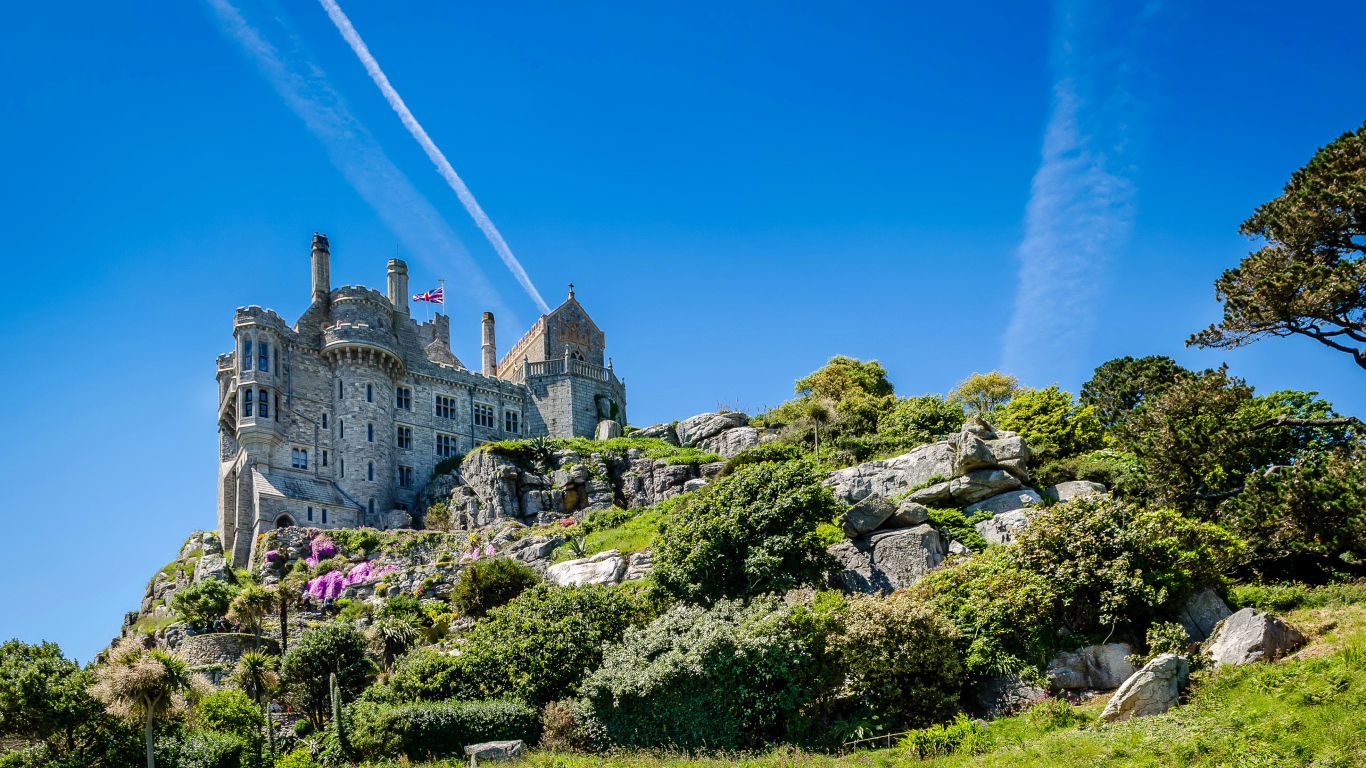 Замок St Michael's Mount на фоне голубого неба, Англия 