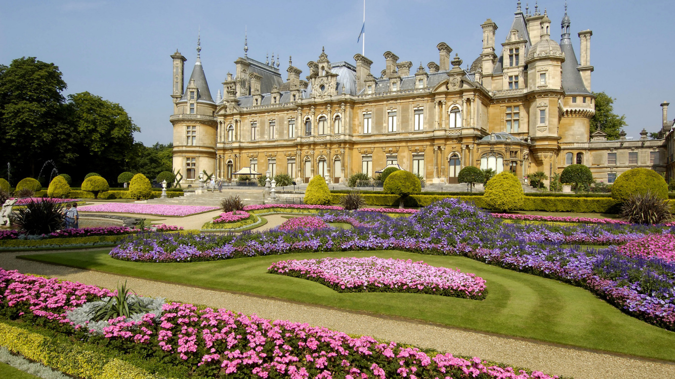 Цветущие цветы у поместья Уоддесдон, Англия 