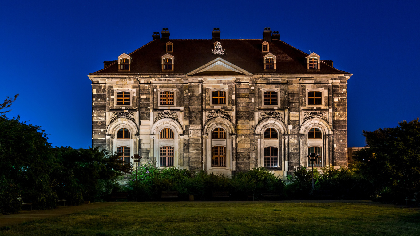 Старинный особняк  ночью, Дрезден. Германия 