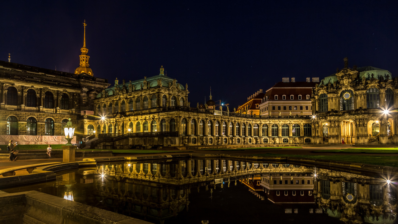 Старинный дворец Цвингер в свете ночных фонарей, Дрезден. Германия 