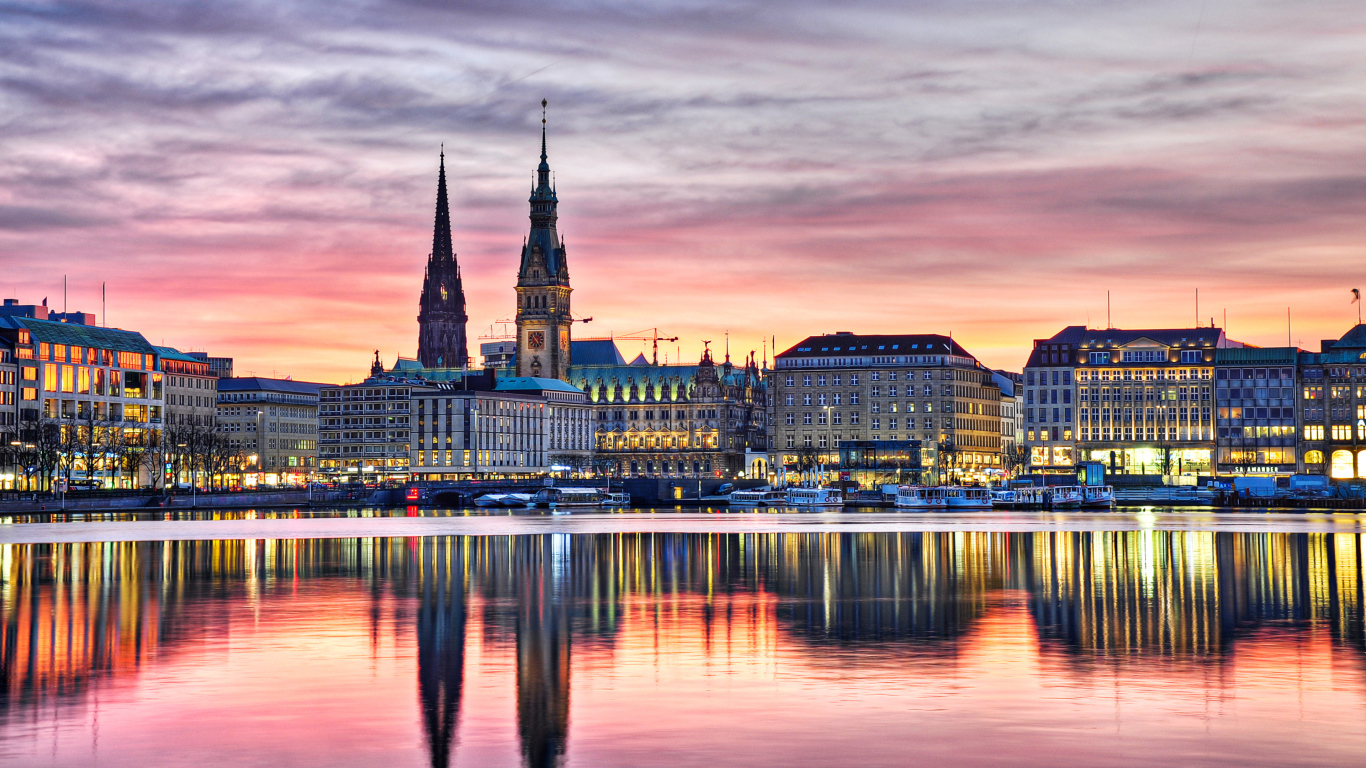 Здания вечернего города Гамбург отражаются в реке,  Германия 