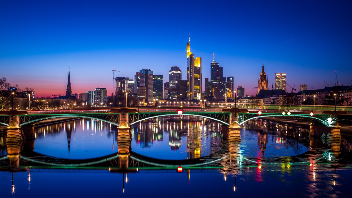 Ночной город Франкфурт отражается в воде, Германия 
