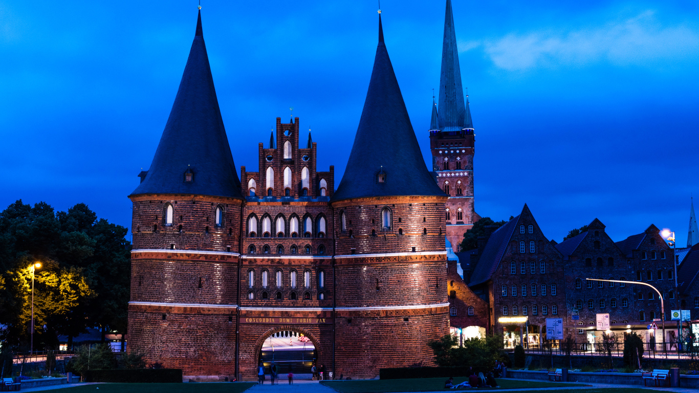 Старинный музей Хольстентор, город Любек. Германия 