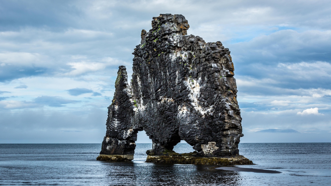 Необычная скала Хвитсеркюр, полуострова Ватнснес. Исландия 