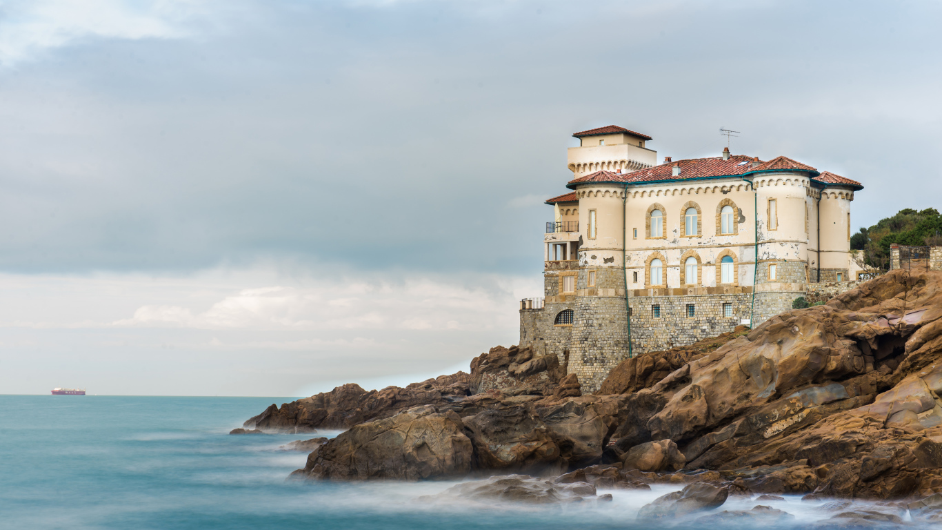 Старинное здание Boccale Castle на побережье, Италия