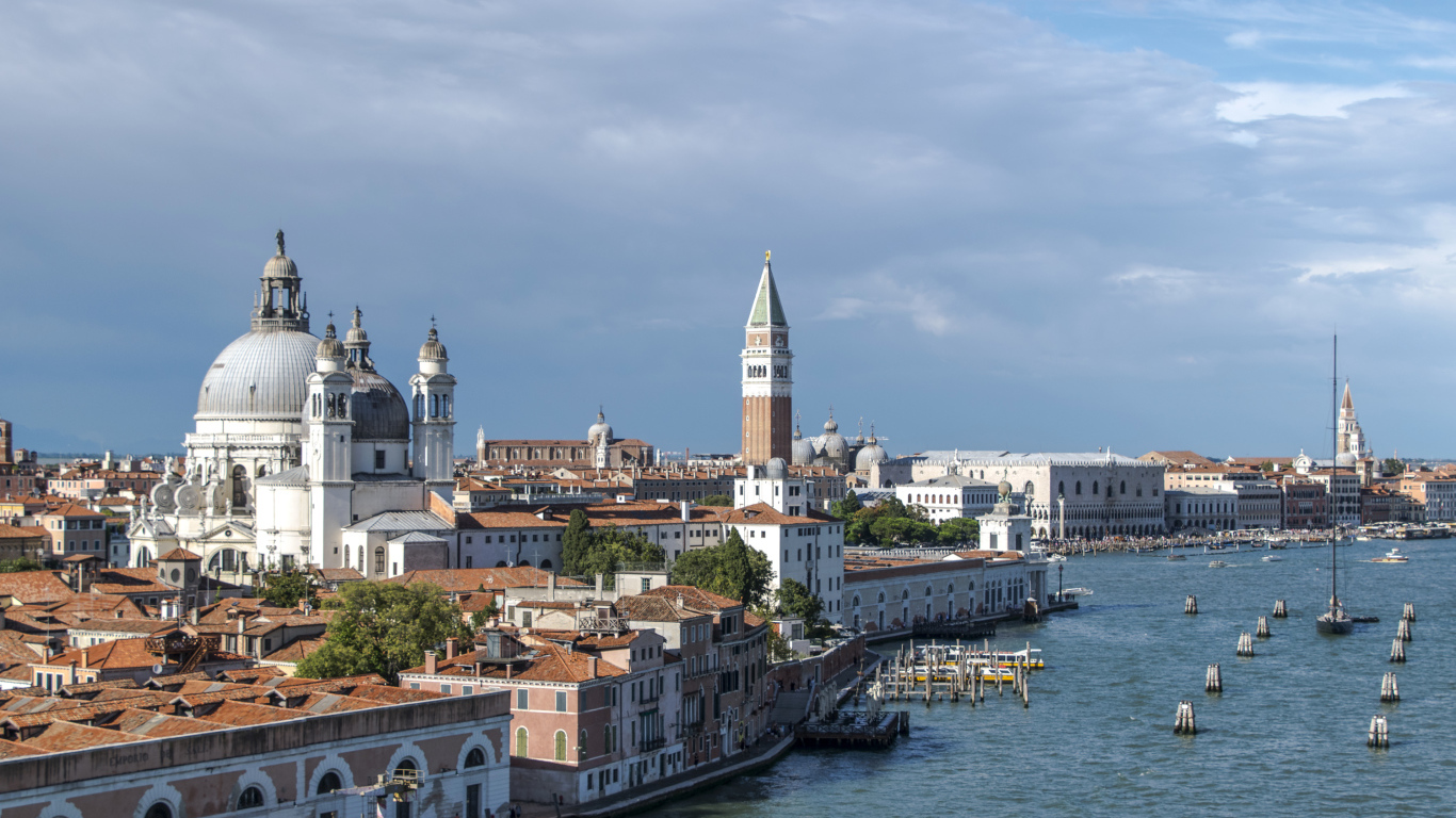 Архитектура у причала в заливе, Венеция. Италия 