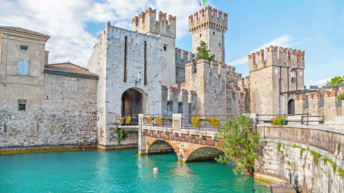 Замок Скалигер у воды, город Сирмионе. Италия 