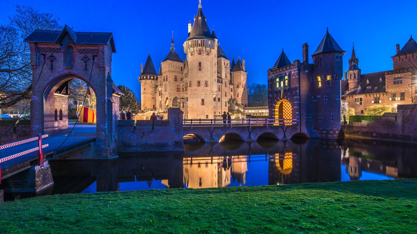 Старинный замок Де Хаар вечером, Нидерланды 