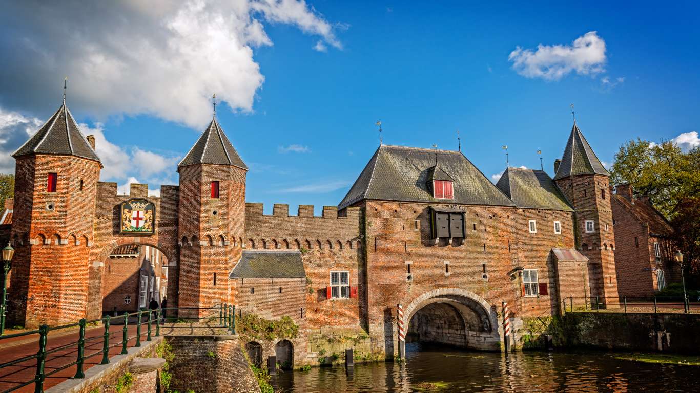 Каменные стены города Амерсфорт у воды, Нидерланды