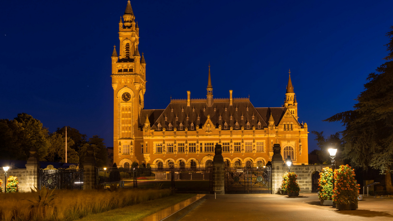 Дворец Мира в свете фонарей, Гааг. Нидерланды 