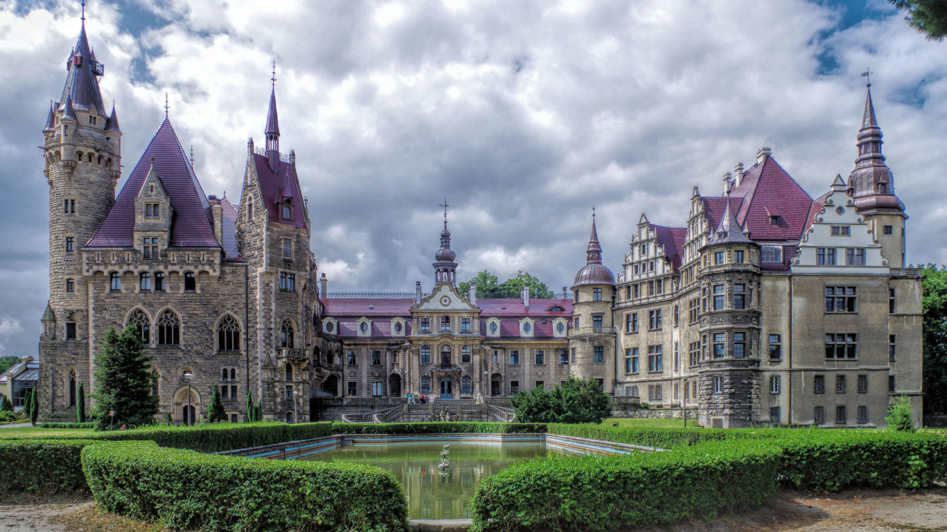 Красивый старинный Мошненский Замок, Польша