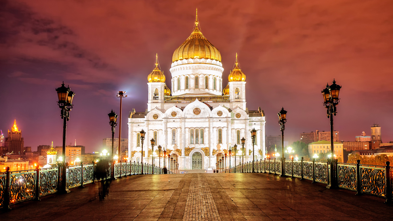 Красивый храм Христа Спасителя вечером, Москва. Россия 